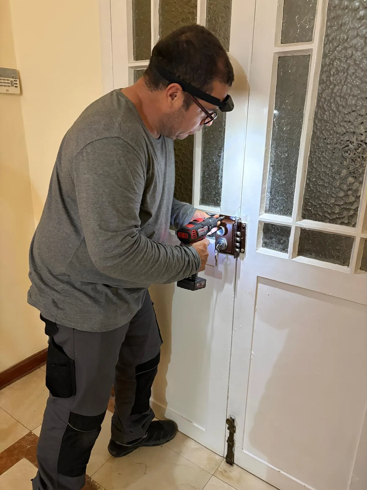instalacion cerradura de seguridad moderna