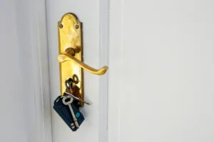 como abrir puerta con llave puesta