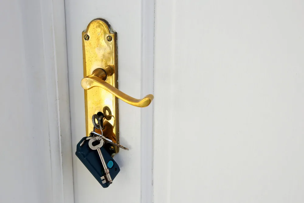 como abrir puerta con llave puesta